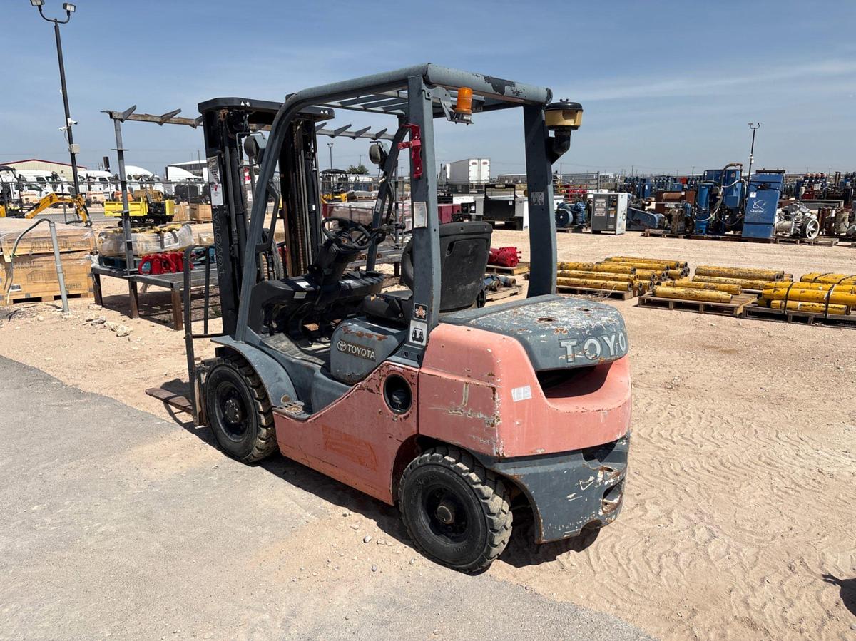 Used Toyota 8FGU25 5,000lb forklift