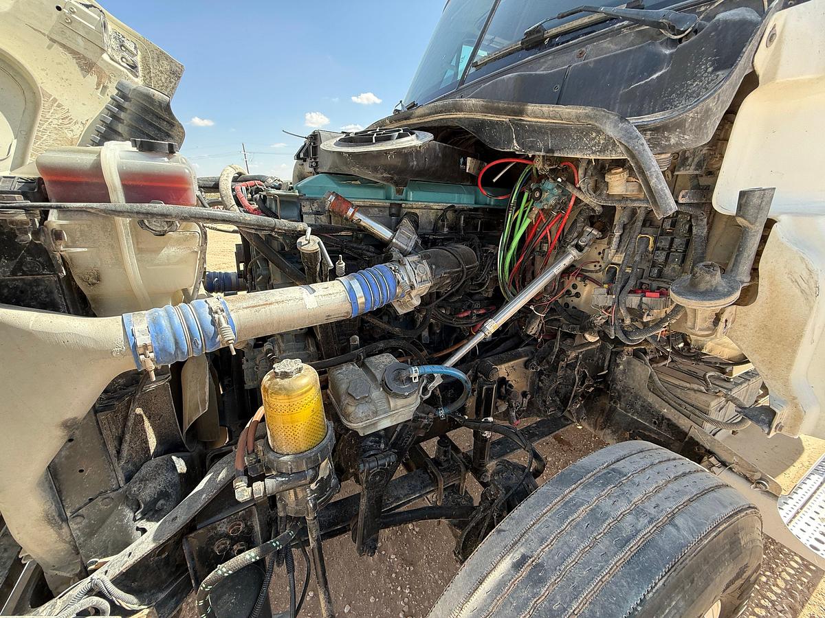 Used 2009 FREIGHTLINER CASCADIA T/A DAYCAB WINCH TRUCK