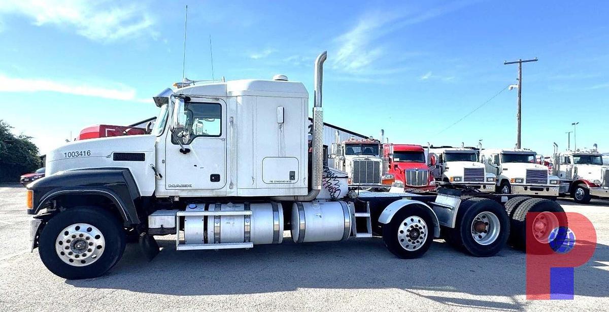 Used 2015 MACK PINNACLE CHU613 TRI AXLE SLEEPER TRUCK