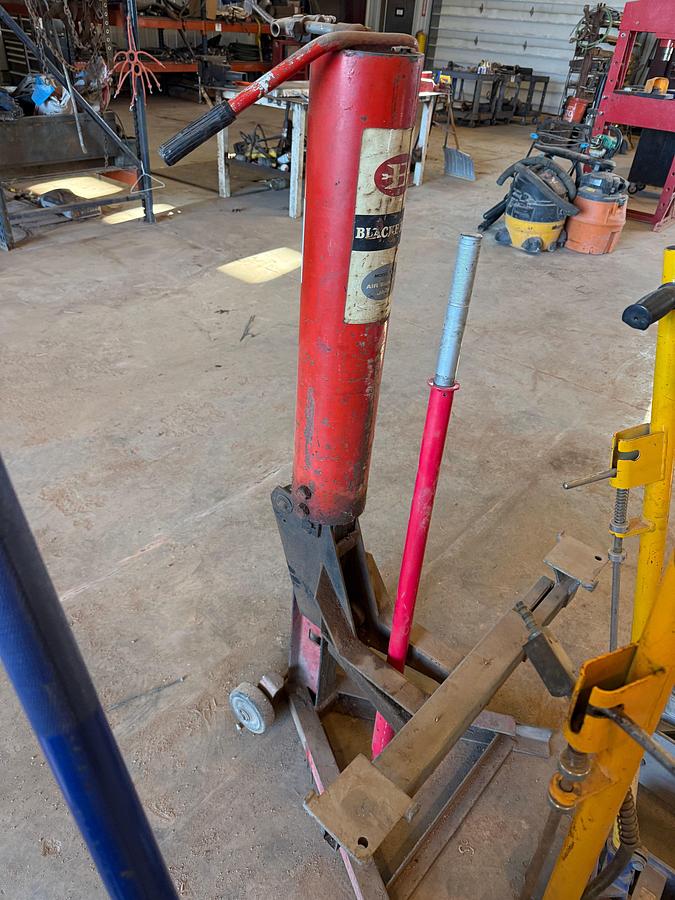 Used LOT OF (7) 2-TON TO 20-TON FLOOR JACKS, (1) 1-1/2 TON CHAIN HOIST, (2) DAYTONA WHEEL DOLLEYS, (6) 10-TON TO 22-TON JACK STANDS