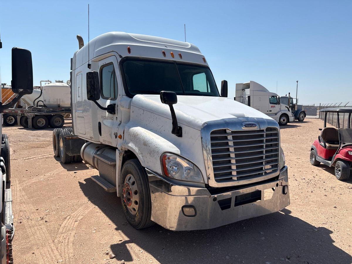 Used 2013 FREIGHTLINER CASCADIA T/A SLEEPER HAUL TRUCK, INOP.