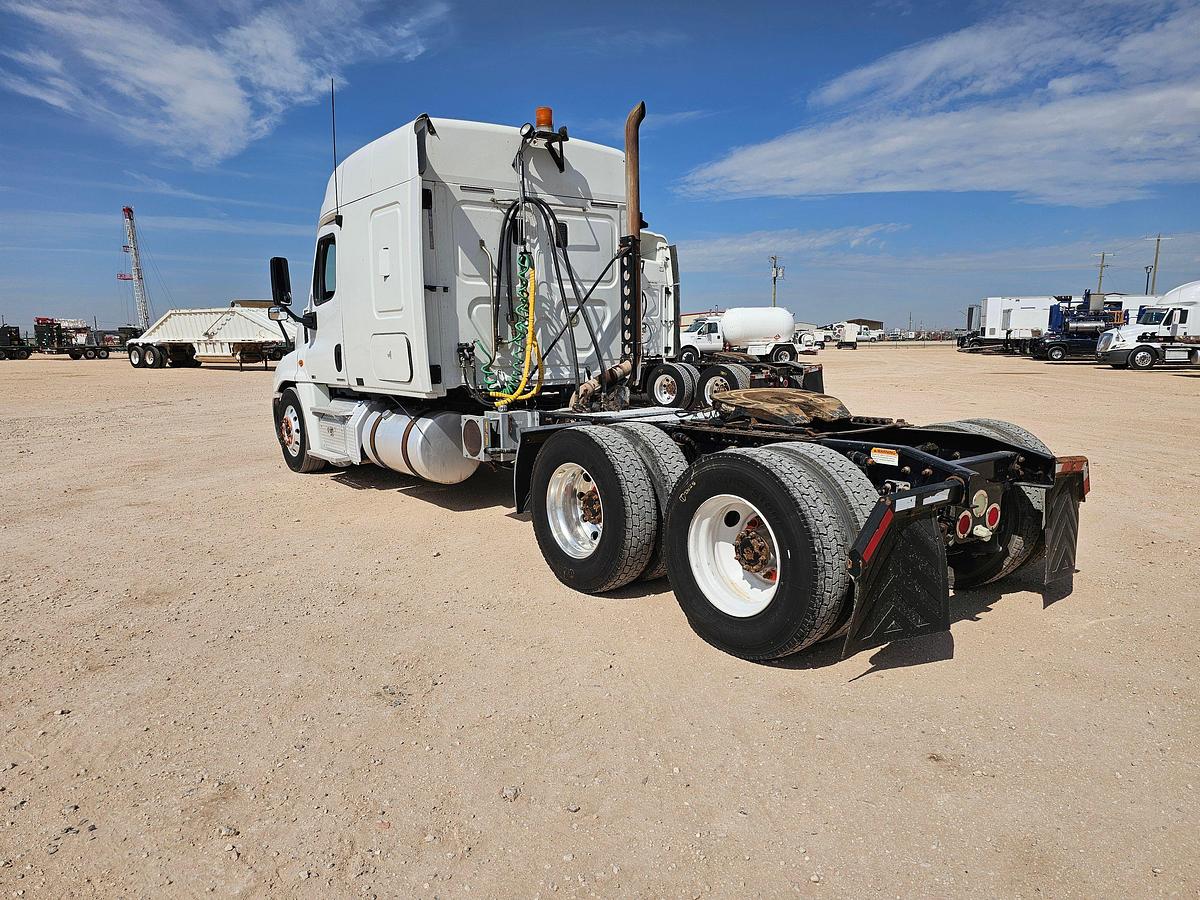 Used 2011 FREIGHTLINER CASCADIA SLEEPER TRUCK