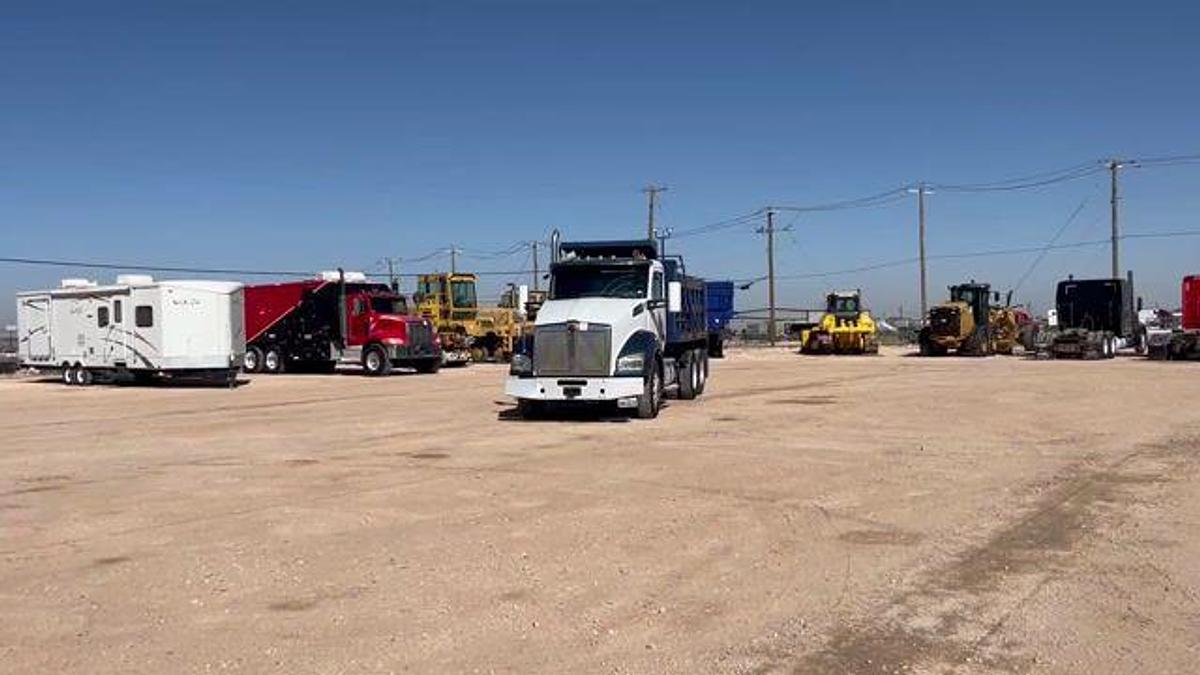 Used 2015 KENWORTH T880 T/A DAYCAB DUMP TRUCK