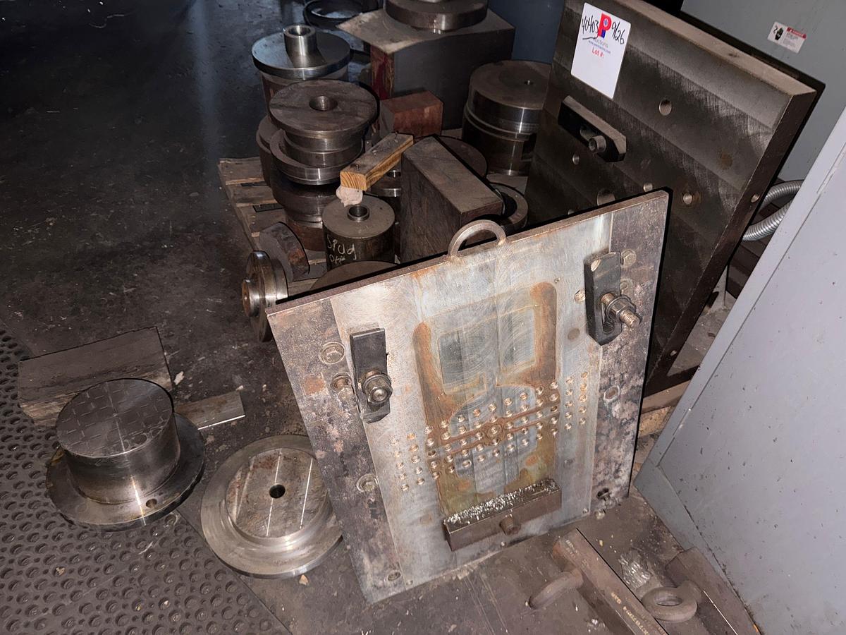 Used PALLET & FLOOR AREA OF MILLING MACHINE FIXTURES