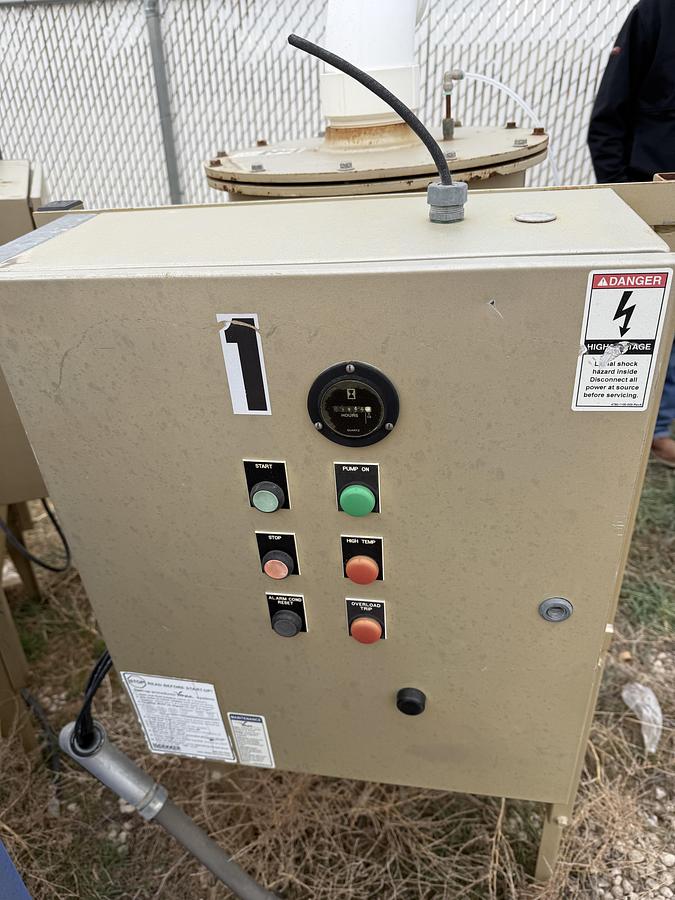 Used DEKKER VACUUM TECHNOLOGIES MOD. DV05500-KA VACUUM PUMP W/ INLET FILTER & HEAT EXCHANGER