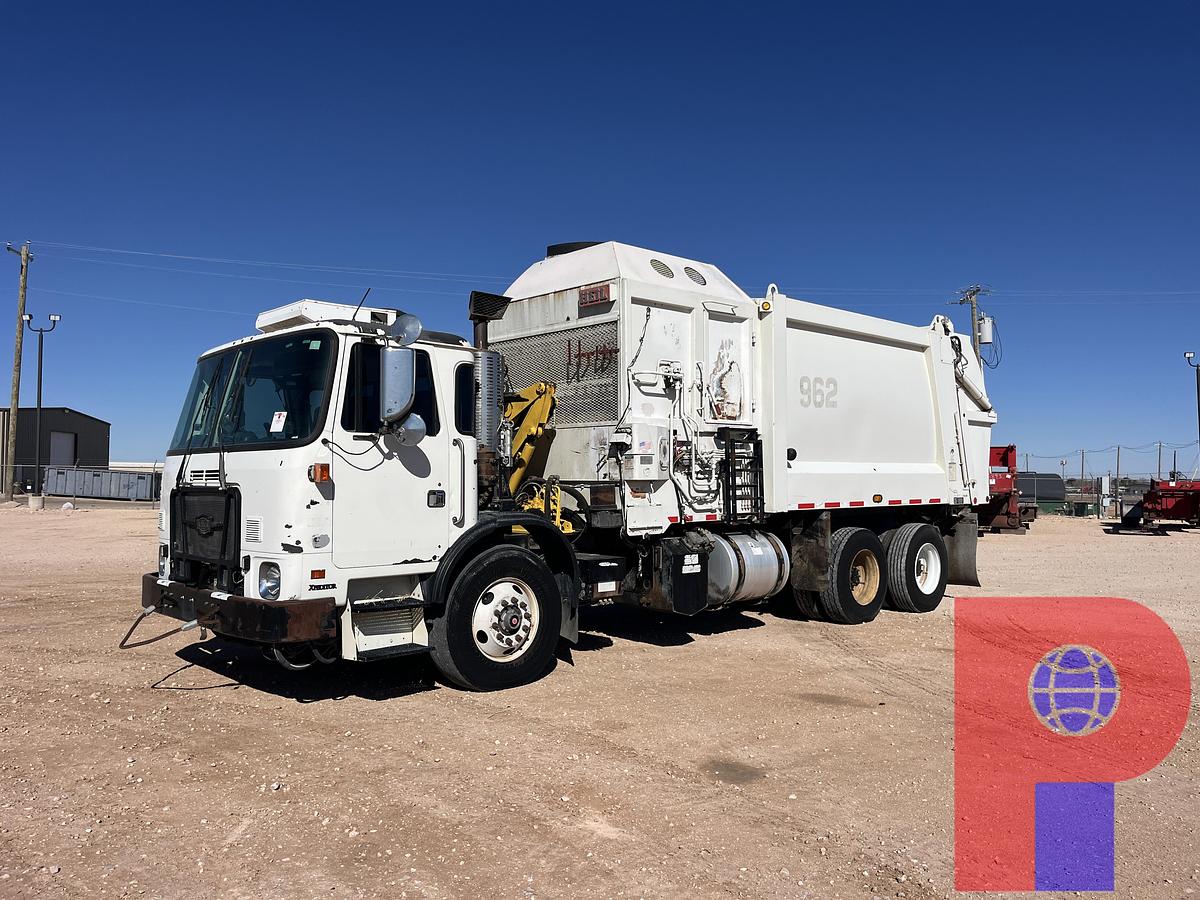 Used 2014 AUTOCAR XPEDITOR T/A 29YD CAB OVER TRASH TRUCK