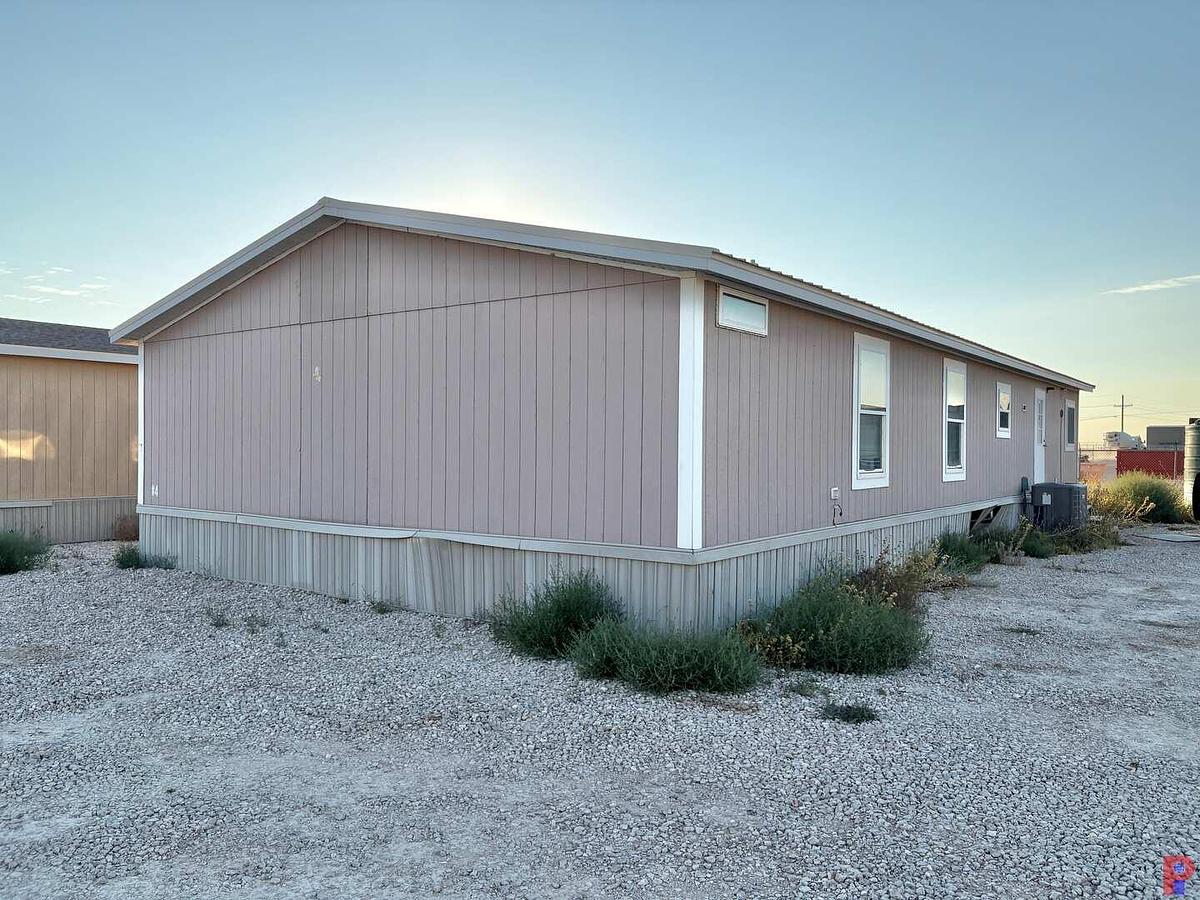 Used 2012 OAK CREEK 60’ X 30’ 4-BED 2-BATH DOUBLE WIDE MOBILE HOME