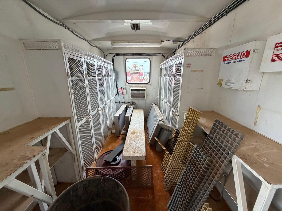 Used 35x8.5x9H SKIDDED DOG HOUSE