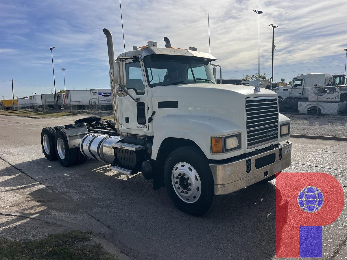 Used 2015 MACK PINNACLE CHU613 T/A DAY CAB TRUCK