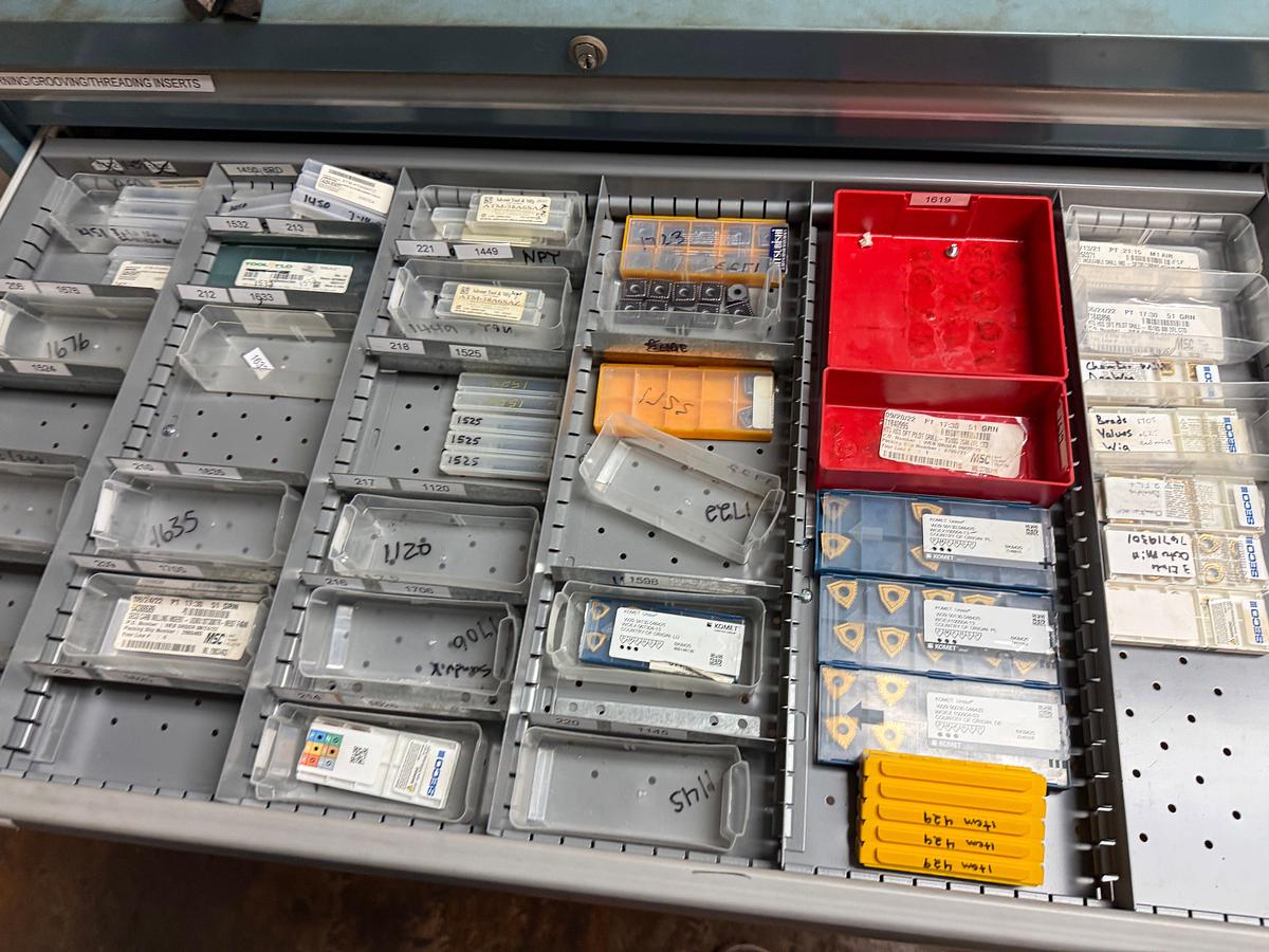 Used LOT W/ (200+) UNUSED EXPENDABLE MACHINING TOOLS INCLUDES (2) LISTA 8-DRAWER ROLLING TOOLBOXES, TABLE TOP & BOLT BIN W/ CONTENTS