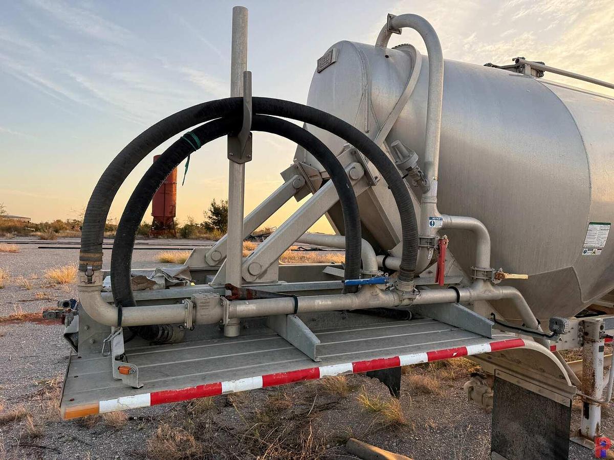 Used 2017 HEIL TRAILER  1040 CU. FT. T/A PNEUMATIC DRY BULK TRAILER