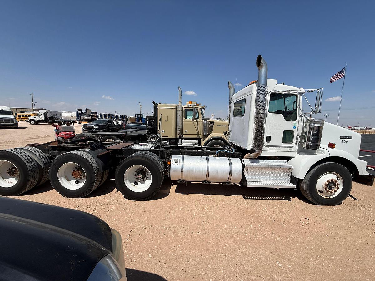 Used 2009 KENWORTH T800 TRI-AXLE HEAVY HAUL DAYCAB TRUCK