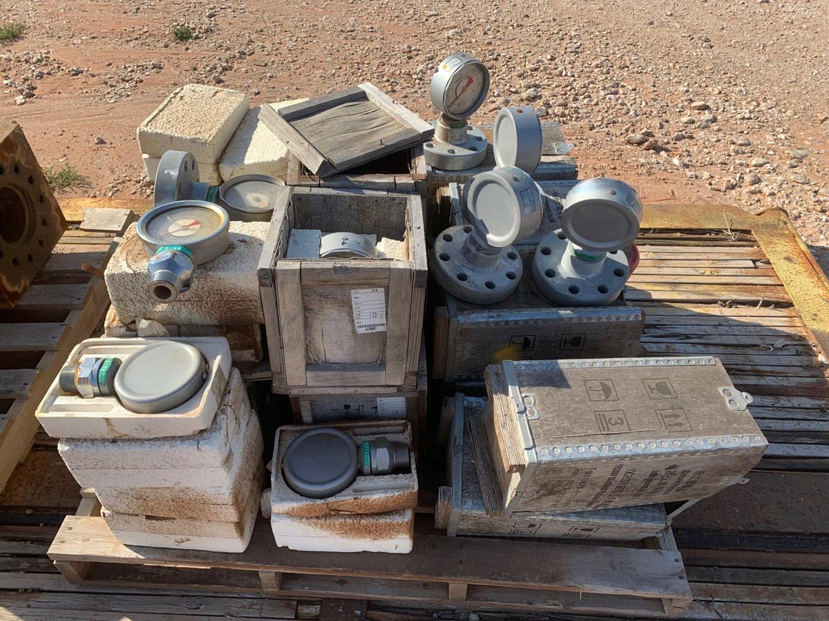 Used (35) SHOCK-RESISTANT PRESSURE GAUGES 80 Psi to 116 Psi