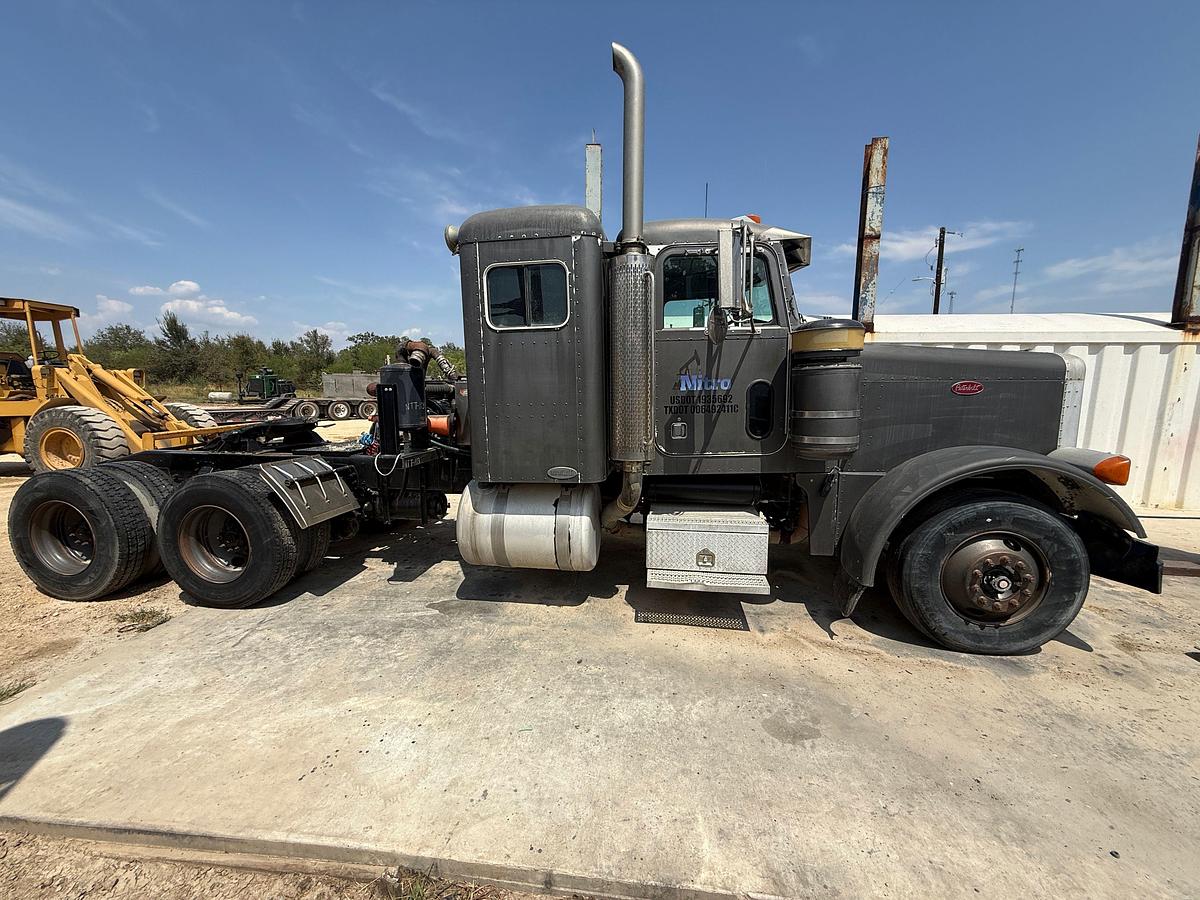 Used 2002 PETERBILT 379 T/A 36” SLEEPER TRUCK W/ VAC PUMP