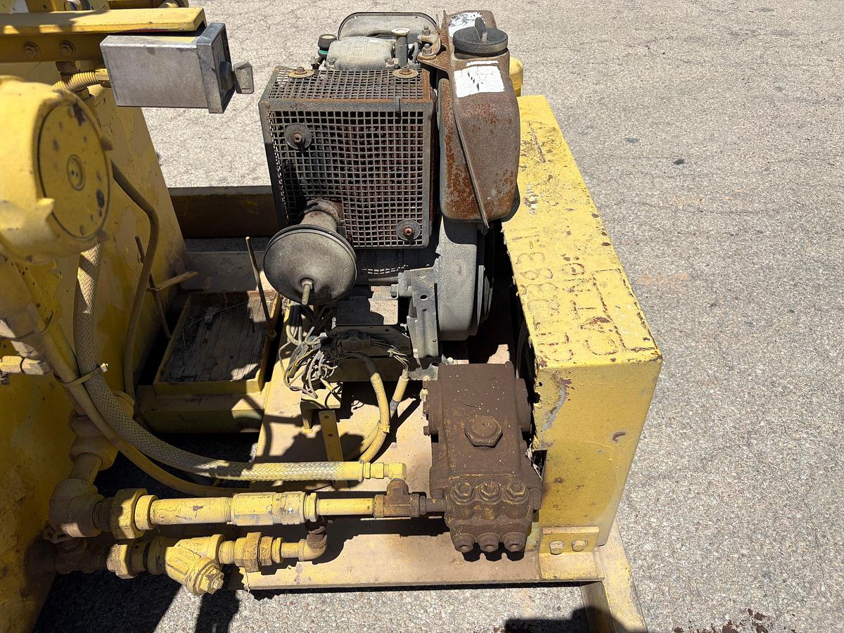 Used 4-station closing unit, skidded, starts up, but dies
