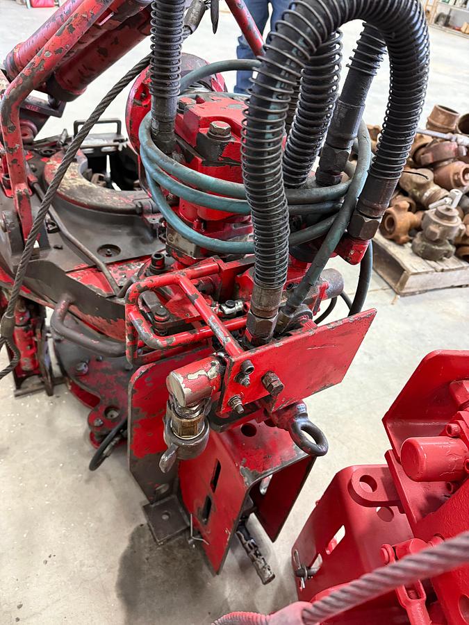 Used WESTCO 5500 HYDRAULIC TUBING TONG W/ AIR BACK-UP, HANGER, & DRESSED