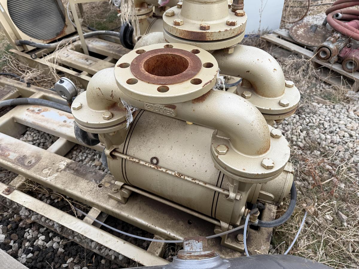 Used DEKKER VACUUM TECHNOLOGIES MOD. DV05500-KA VACUUM PUMP W/ INLET FILTER & HEAT EXCHANGER