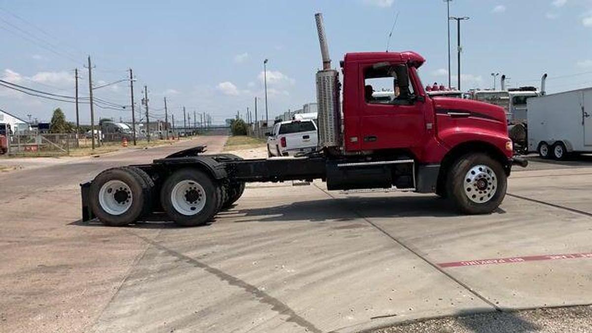 Used 2009 VOLVO VHD T/A DAY CAB TRUCK TRACTOR