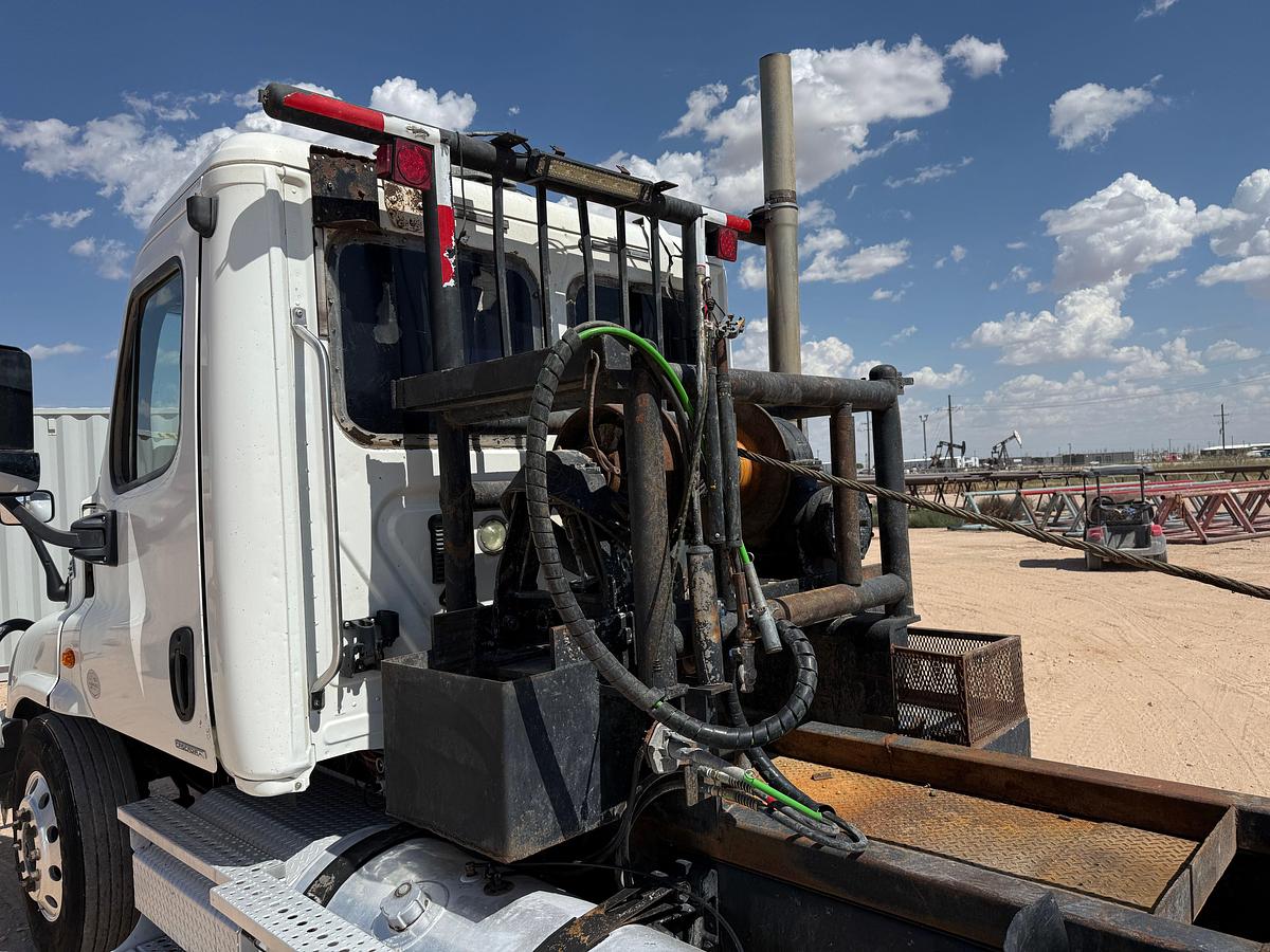 Used 2009 FREIGHTLINER CASCADIA T/A DAYCAB WINCH TRUCK