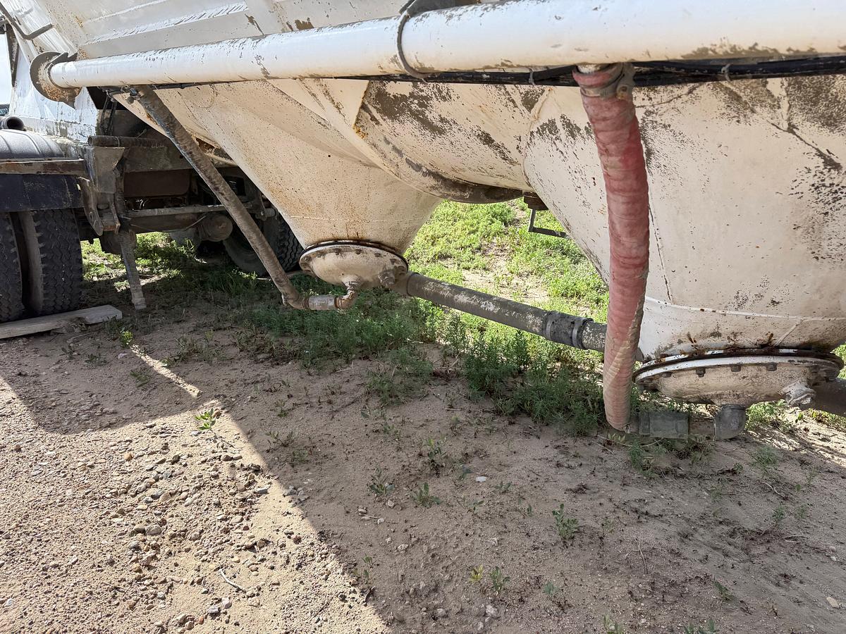 Used 1966 FRUEHAUF   T/A PNEUMATIC DRY BULK TRAILER