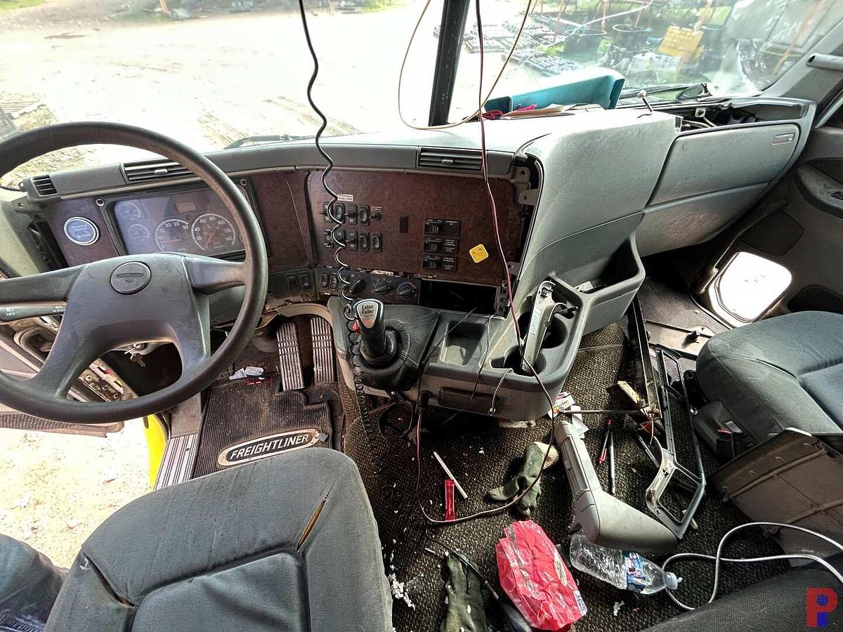 Used 2002 FREIGHTLINER ARGOSY T/A CABOVER WIRELINE TRUCK