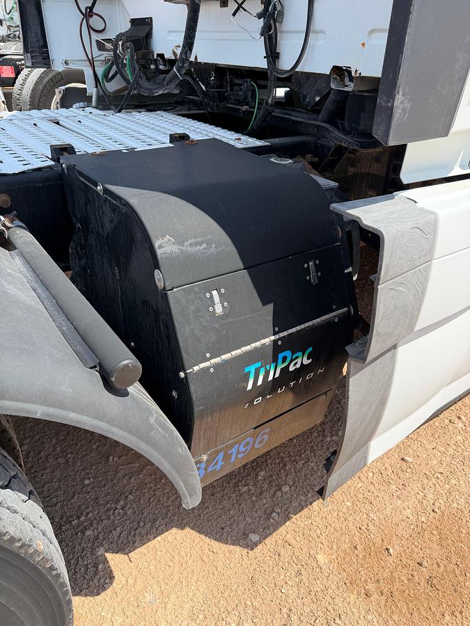 Used 2017 Volvo T/A Sleeper Haul Truck