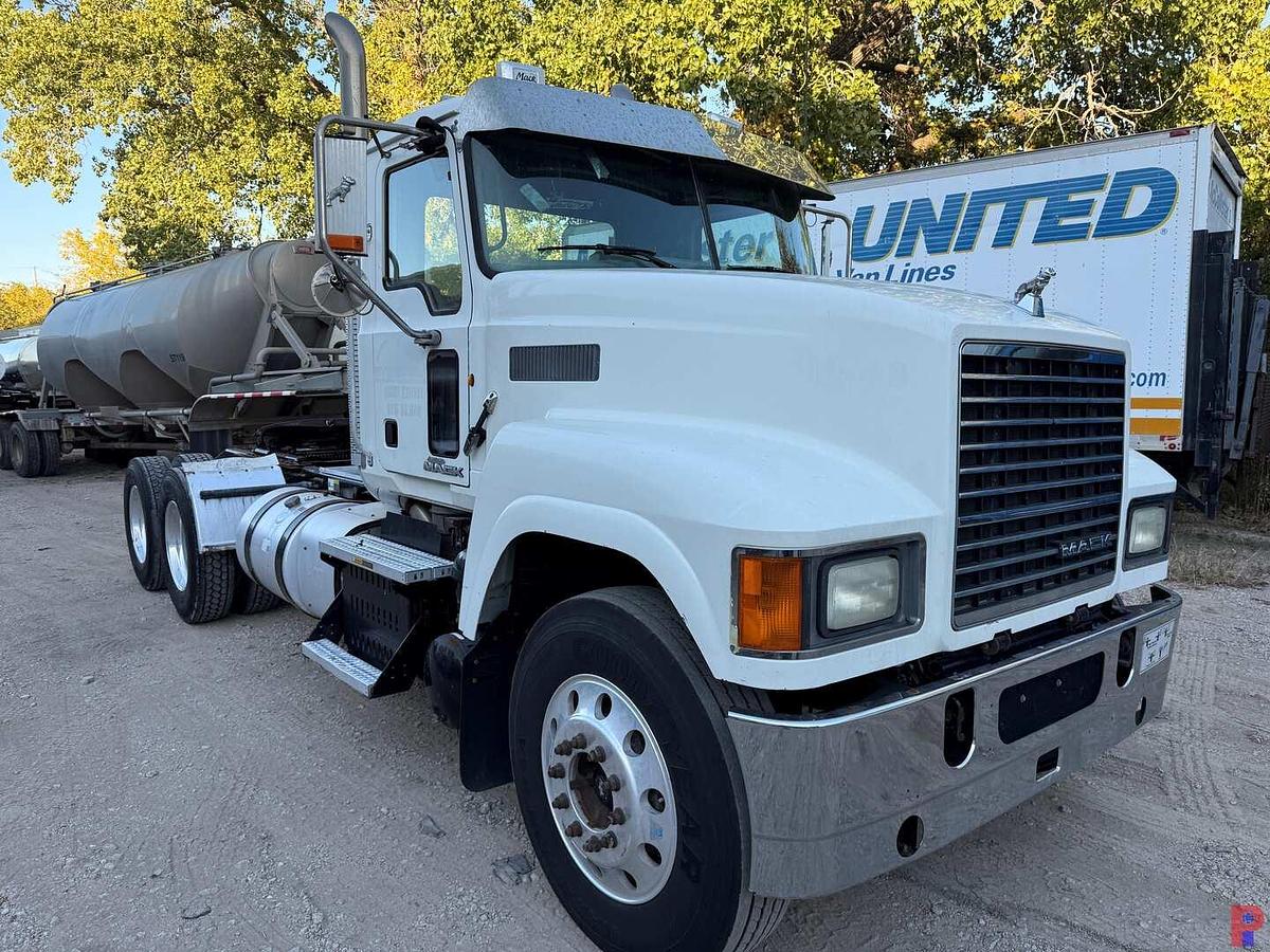 Used 2013 MACK CHU613 PINNACLE T/A DAY CAB TRUCK