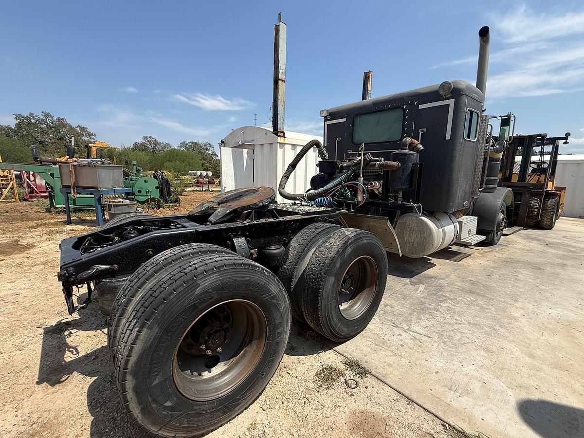 Used 2002 PETERBILT 379 T/A 36” SLEEPER TRUCK W/ VAC PUMP