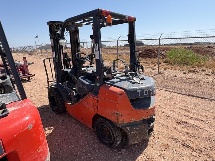 Used TOYOTA 8FFU25 5,000LBS FORKLIFT