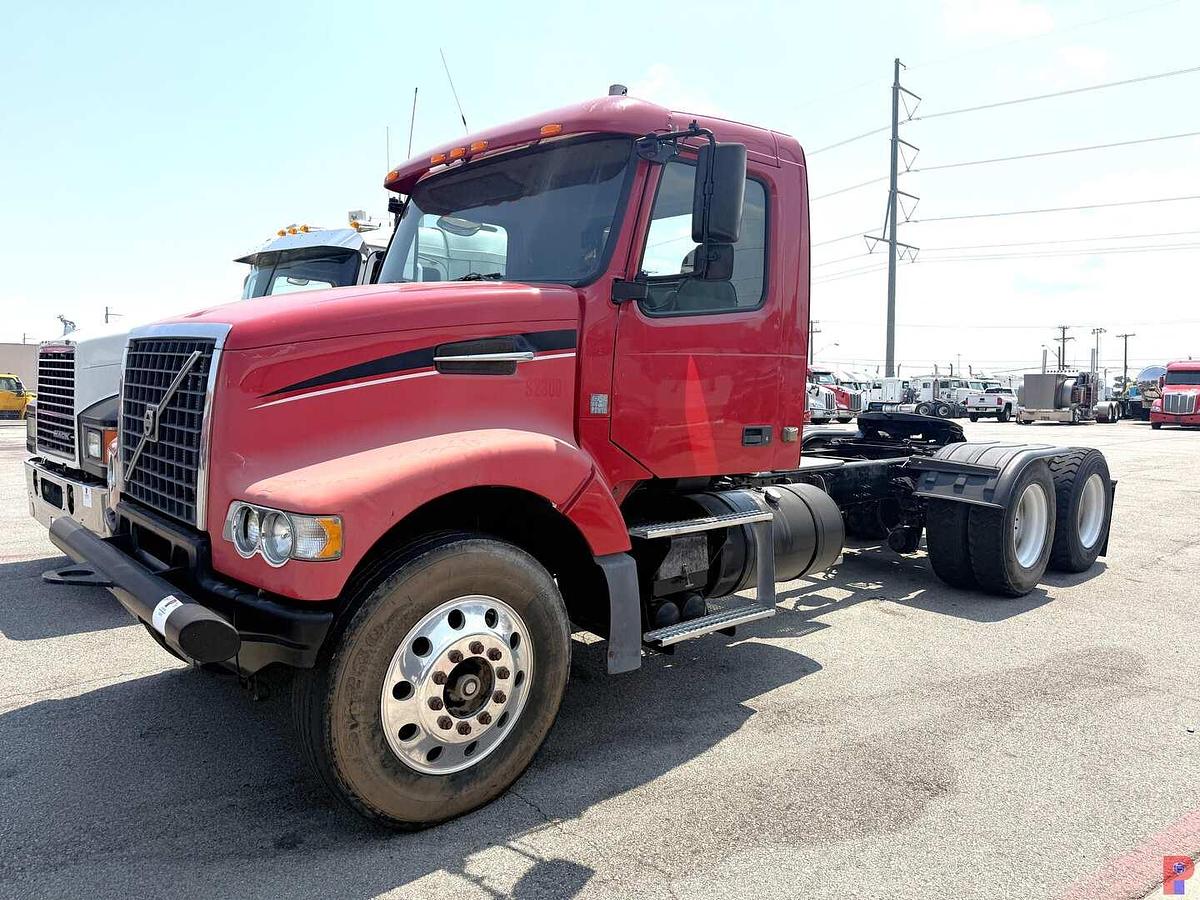 Used 2009 VOLVO VHD T/A DAY CAB TRUCK TRACTOR