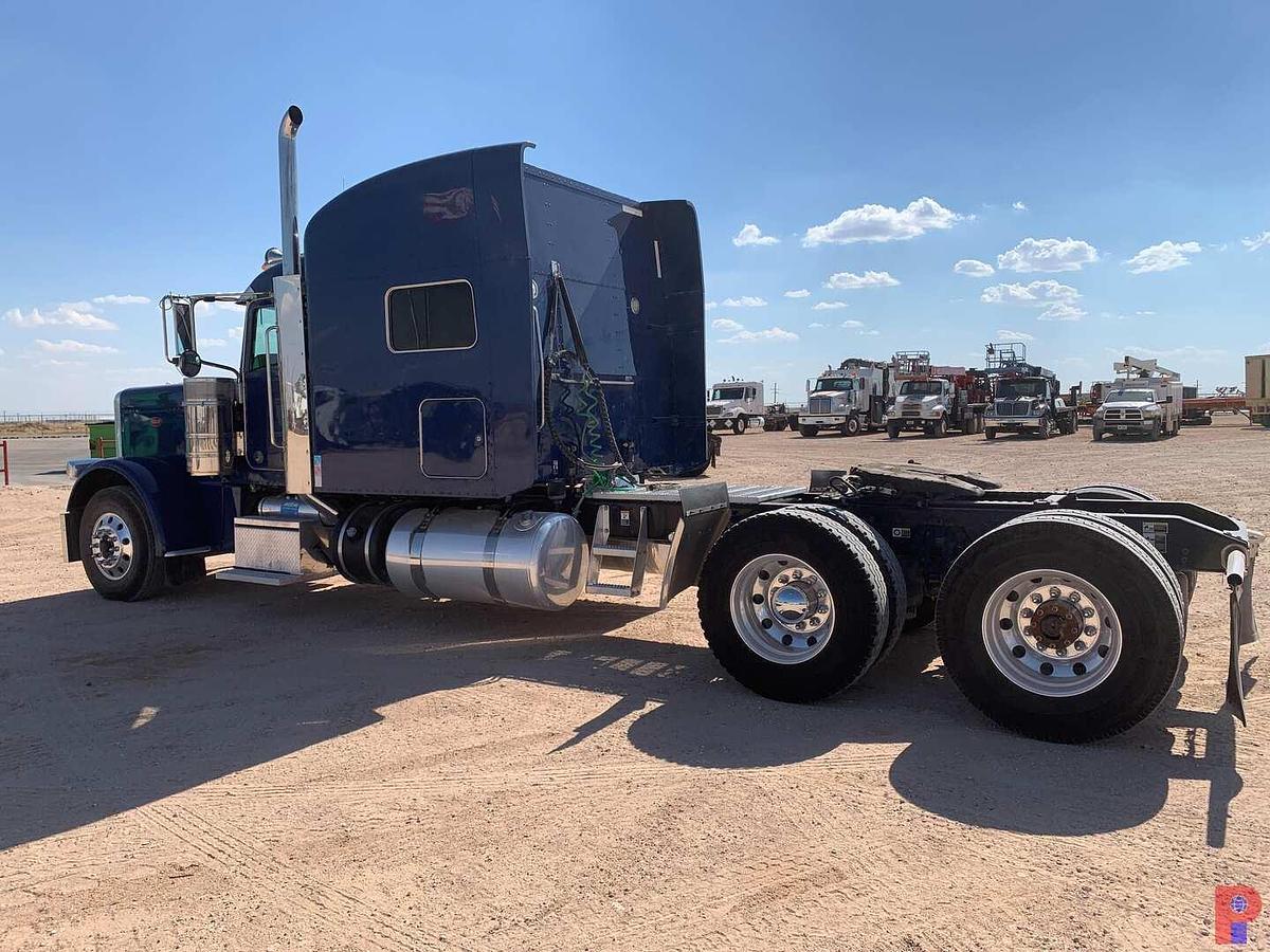 Used 2019 PETERBILT 389  EXT HOOD 68” SLEEPER TRUCK