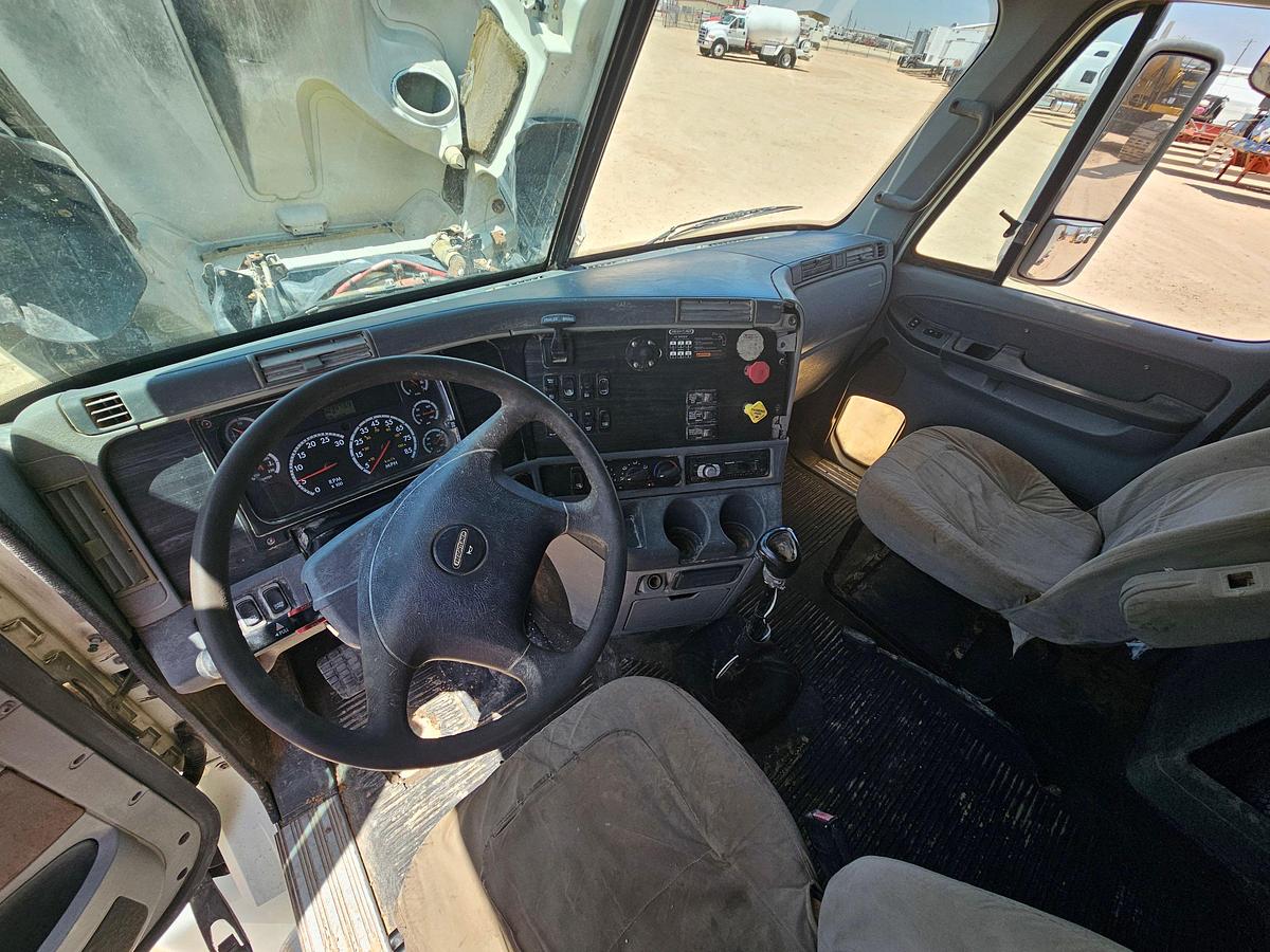 Used FREIGHTLINER CASCAIDA SLEEPER TRUCK