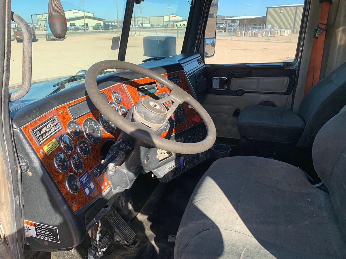 Used 2012 WESTERN STAR 4900 SB T/A 24" Sleeper Truck