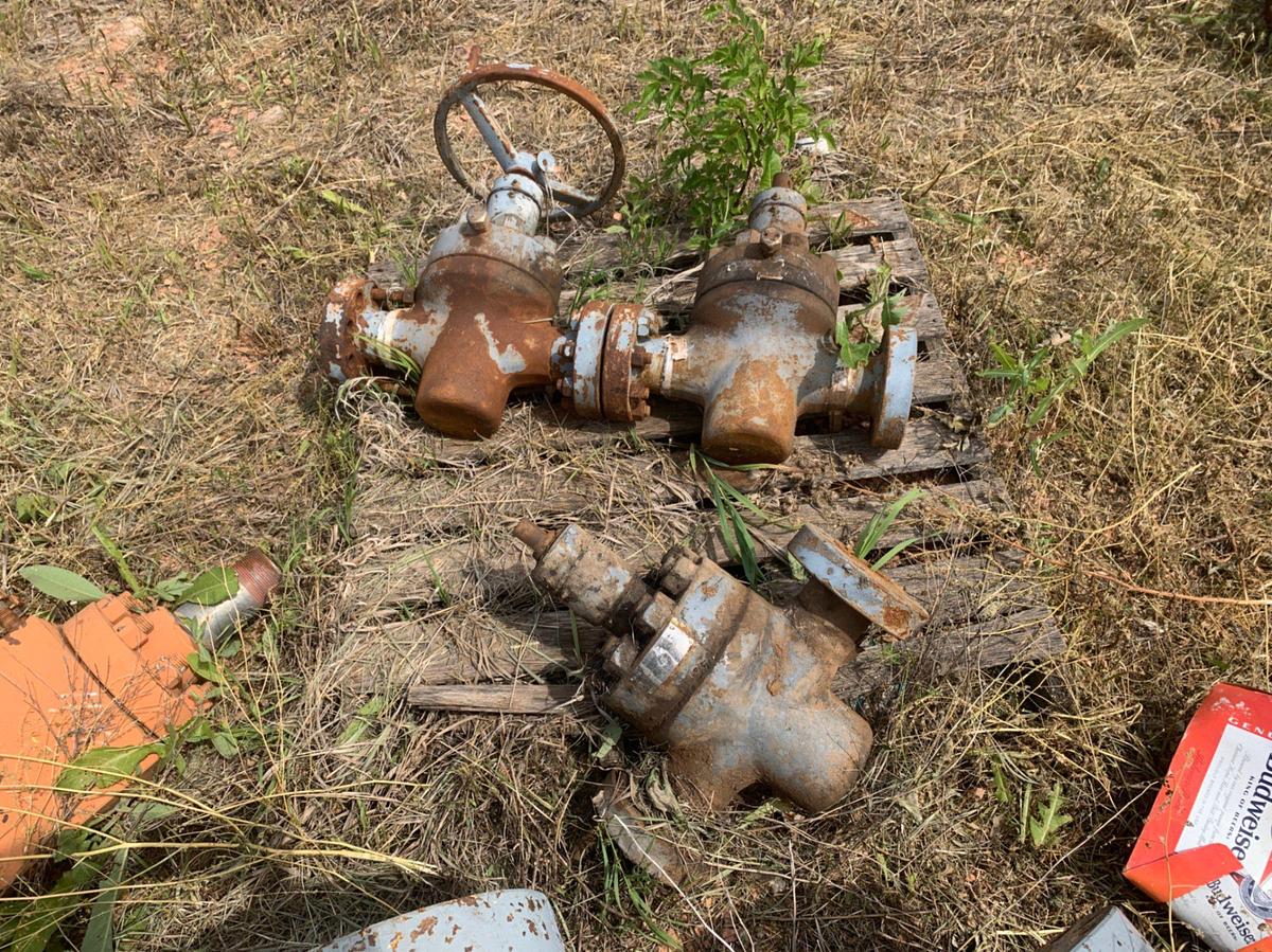 Used Row of 7-1/16 DSA’s, 4-1/16 10k Gate Valves, Well Heads, 2in Fluid Crosses