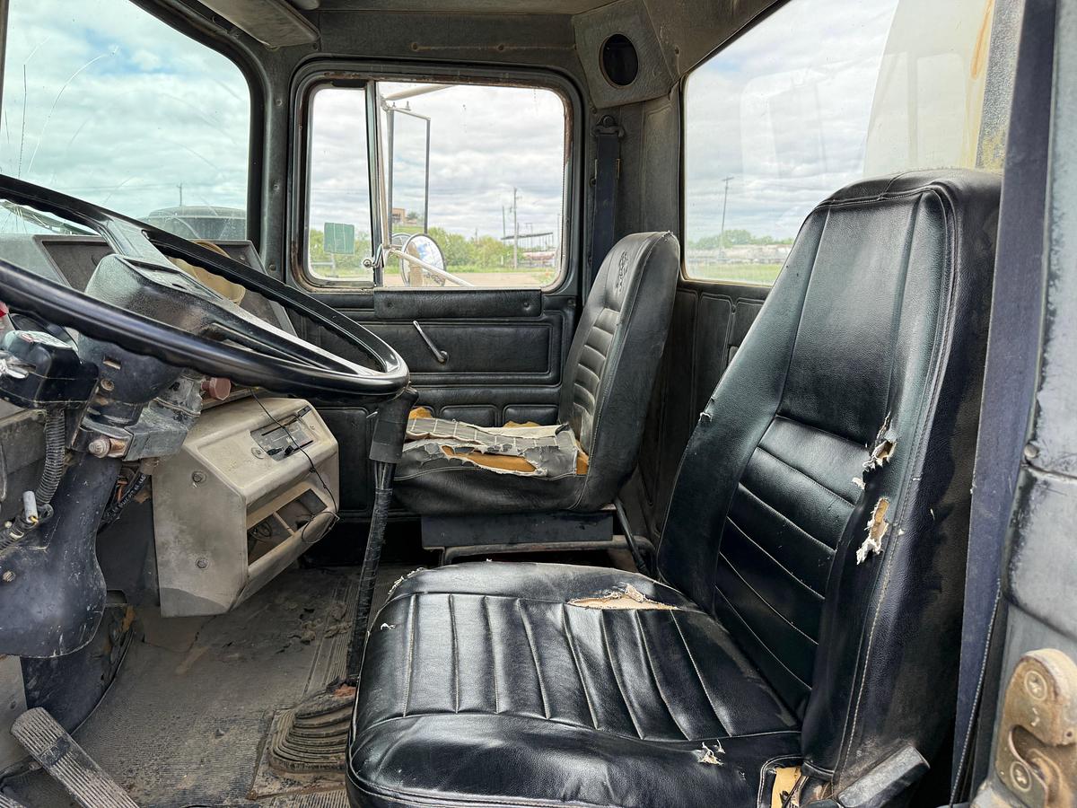 Used 1993 MACK RD690S T/A 75-BBL VACUUM TRUCK