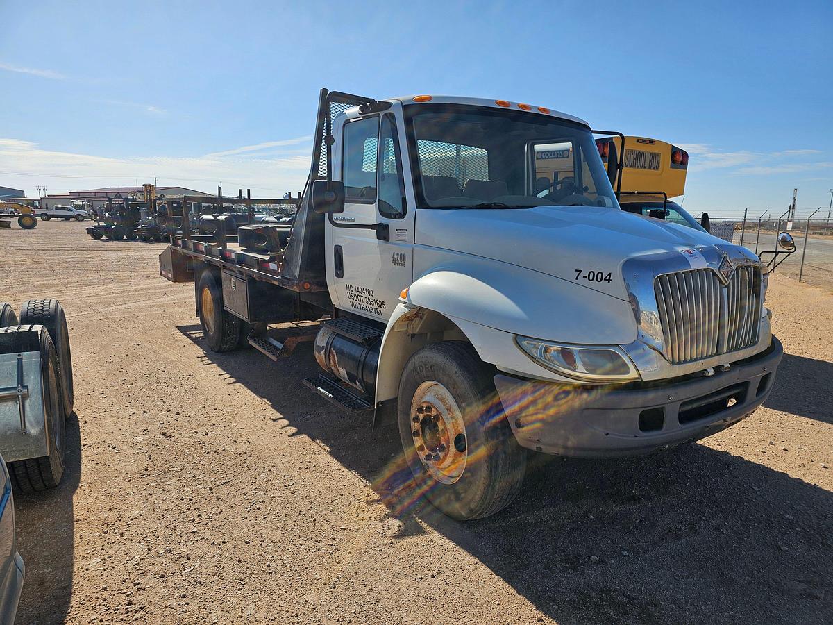 Used 2007 INTERNATIONAL  DURASTAR 4200 S/A DAYCAB FLATBED TRUCK (INOPERABLE)
