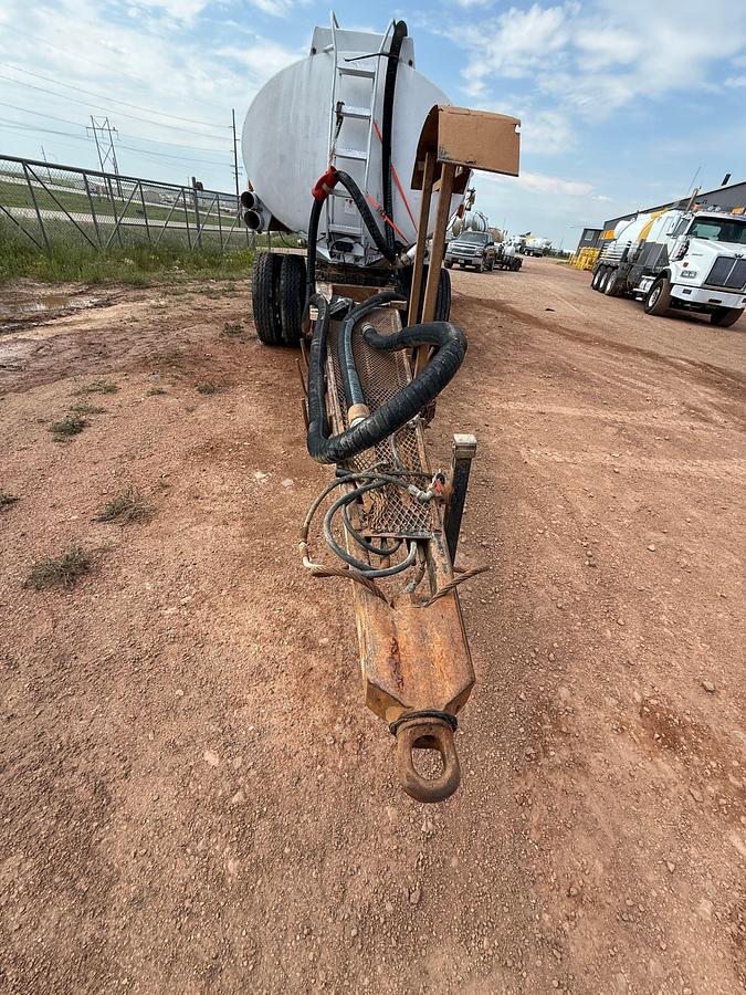 Used 1982 CLOU 5,800 GALLON ALUMINUM 3-AXLE PUP TRAILER