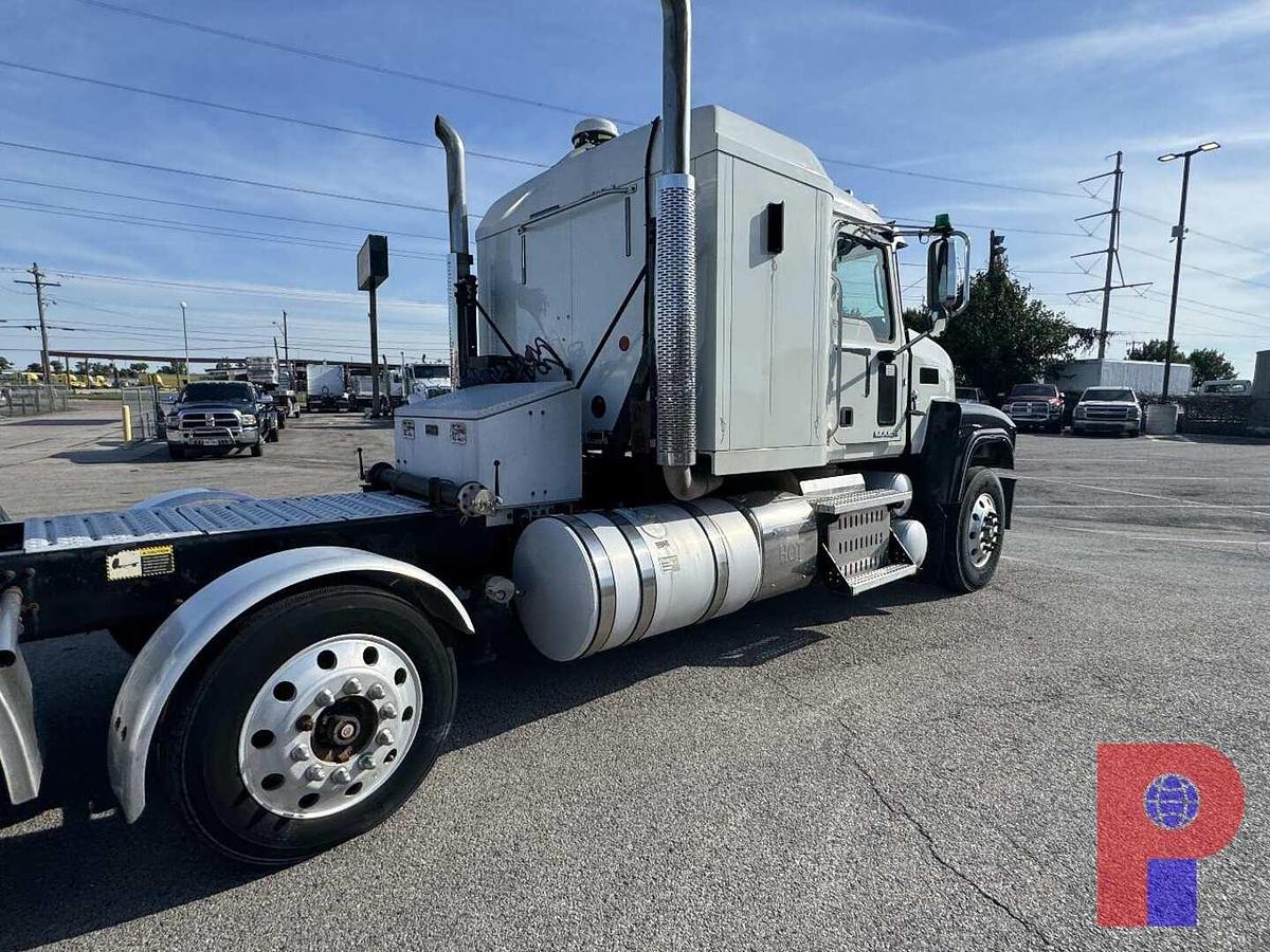 Used 2015 MACK PINNACLE CHU613 TRI AXLE SLEEPER TRUCK