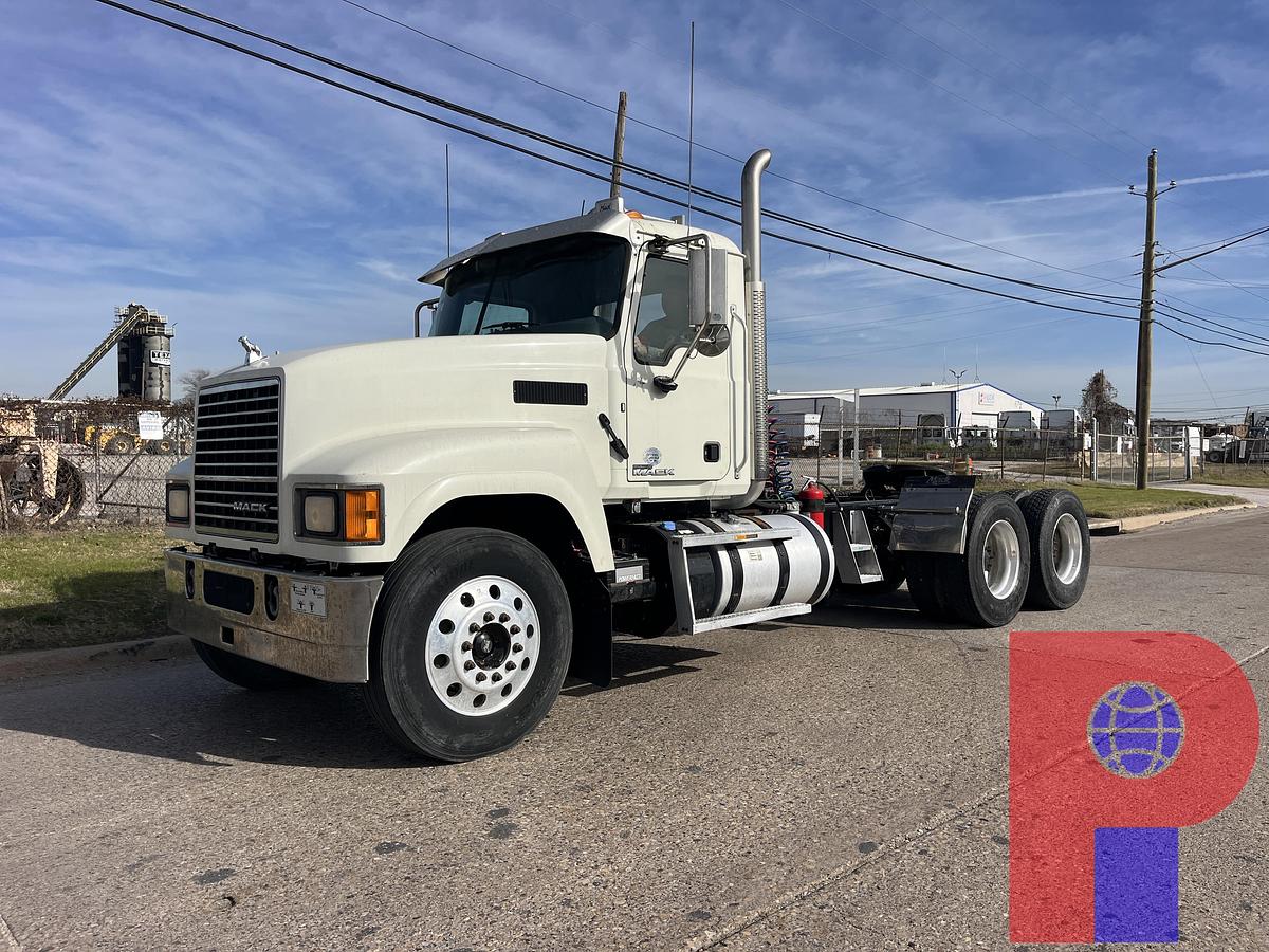 Used 2015 MACK PINNACLE CHU613 T/A DAY CAB TRUCK