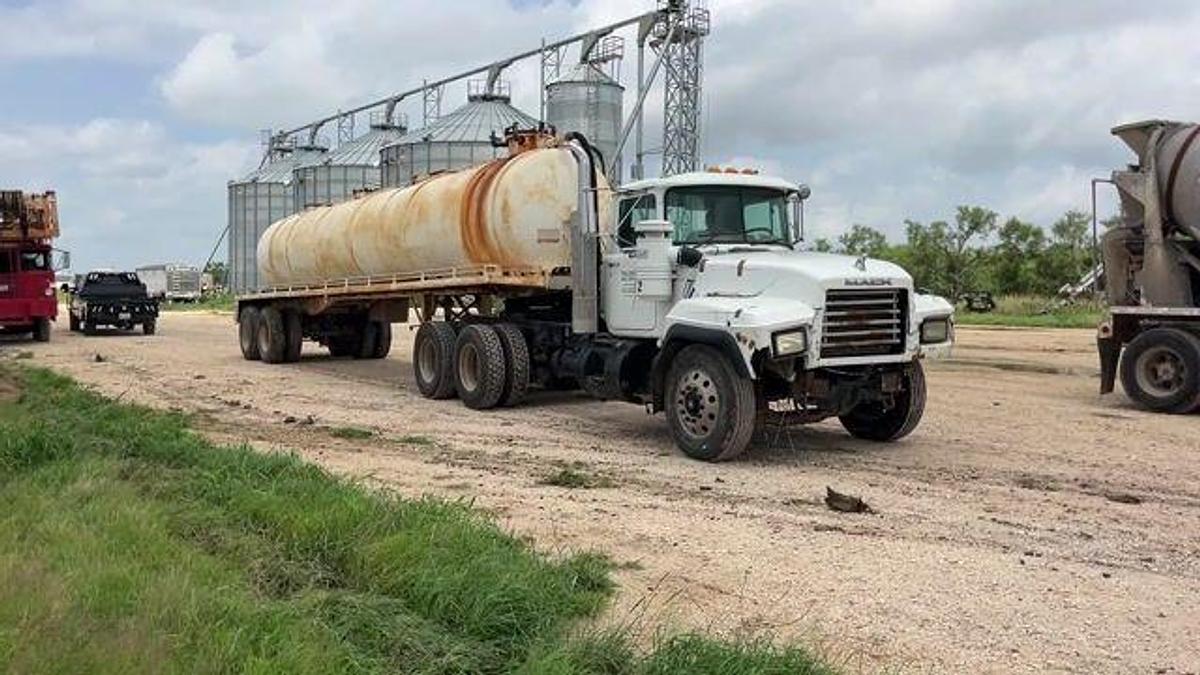 Used 1999 MACK RD690S T/A DAYCAB HAUL TRUCK