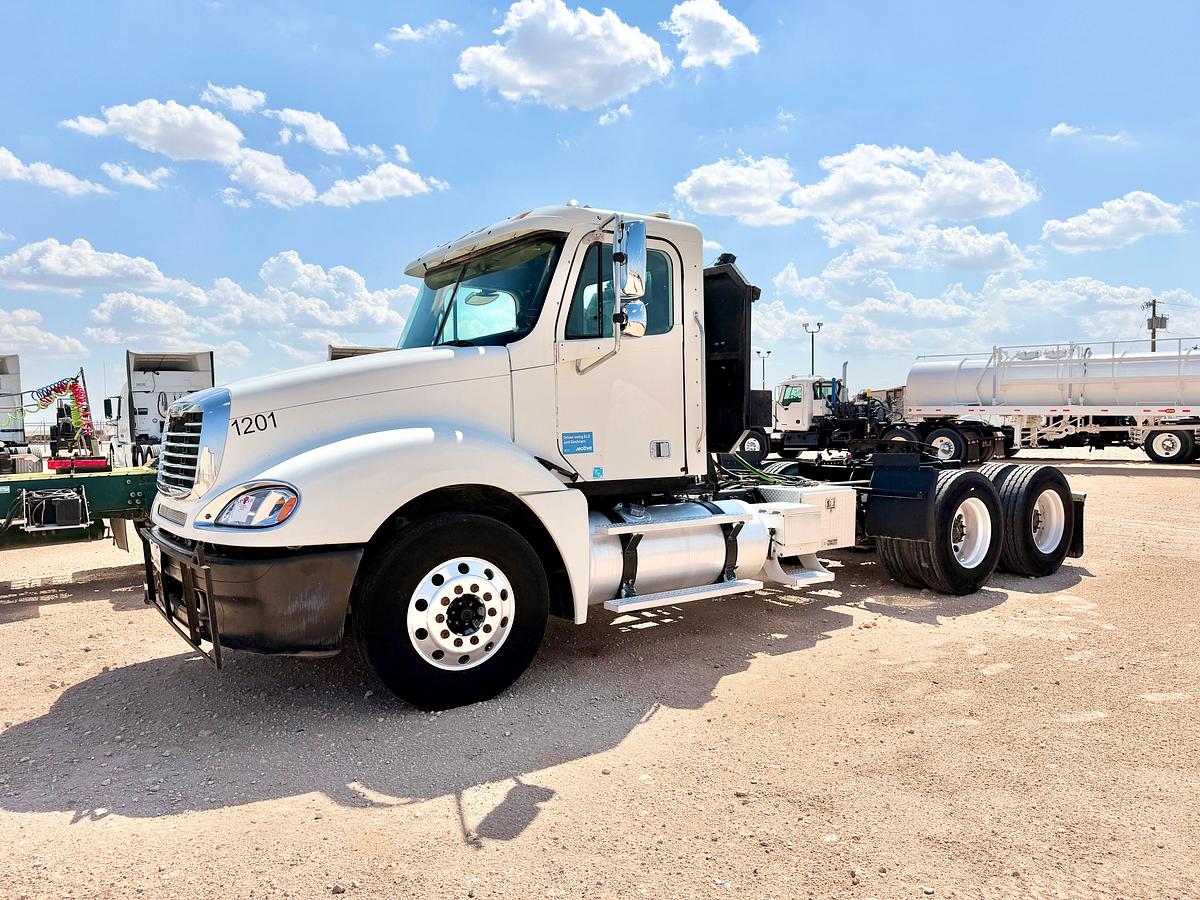 Used 2006 Freightliner Columbia 120 Day Cab Haul Truck