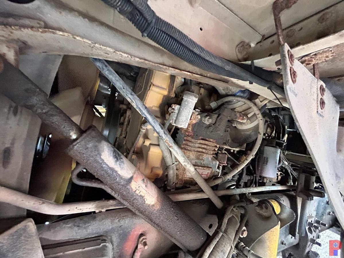 Used 2002 FREIGHTLINER ARGOSY T/A CABOVER WIRELINE TRUCK