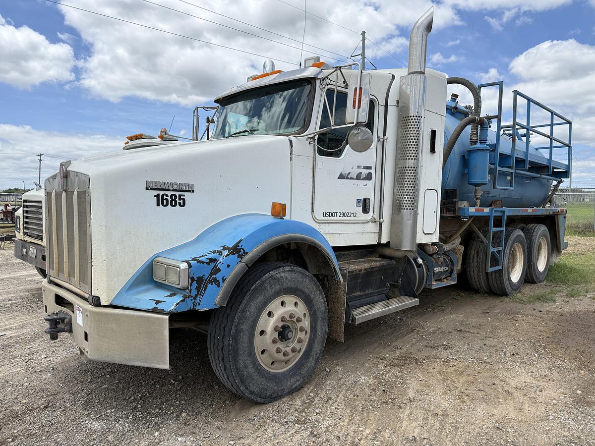 Used 2011 KENWORTH T800 T/A 80-BBL VACUUM TRUCK