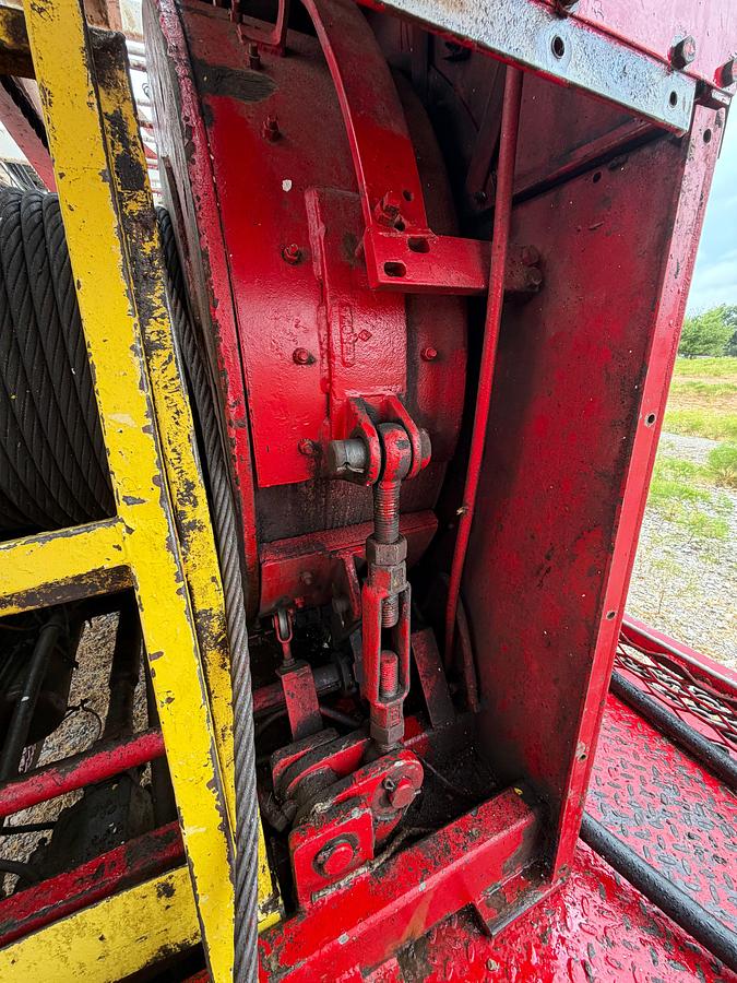 Used 1985 Taylor 550 Well Service Rig, 104 x 250k Mast