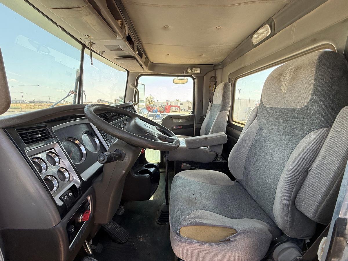 Used 2009 KENWORTH T800 TRI-AXLE HEAVY HAUL DAYCAB TRUCK