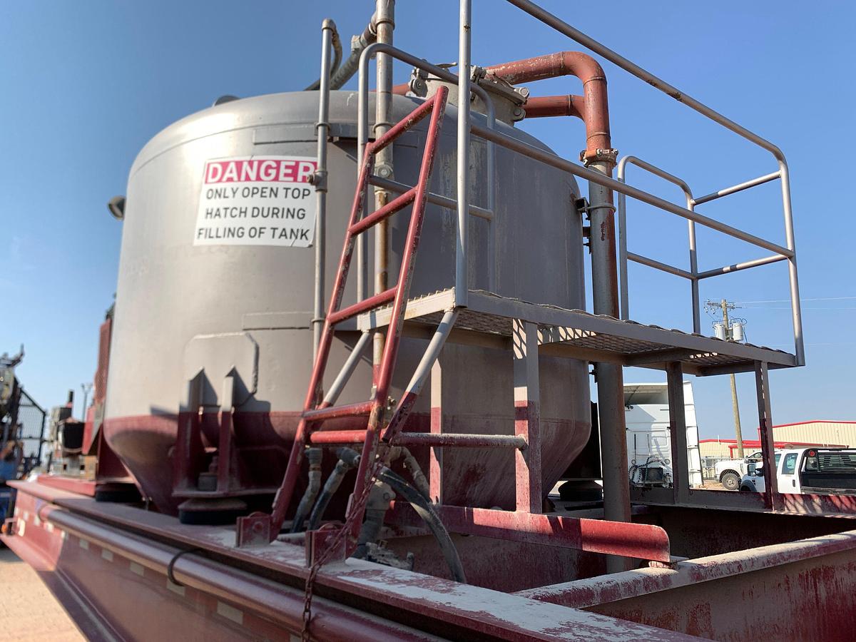 Used 2006 SUMI Dual pod t/a dry bulk tank trailer