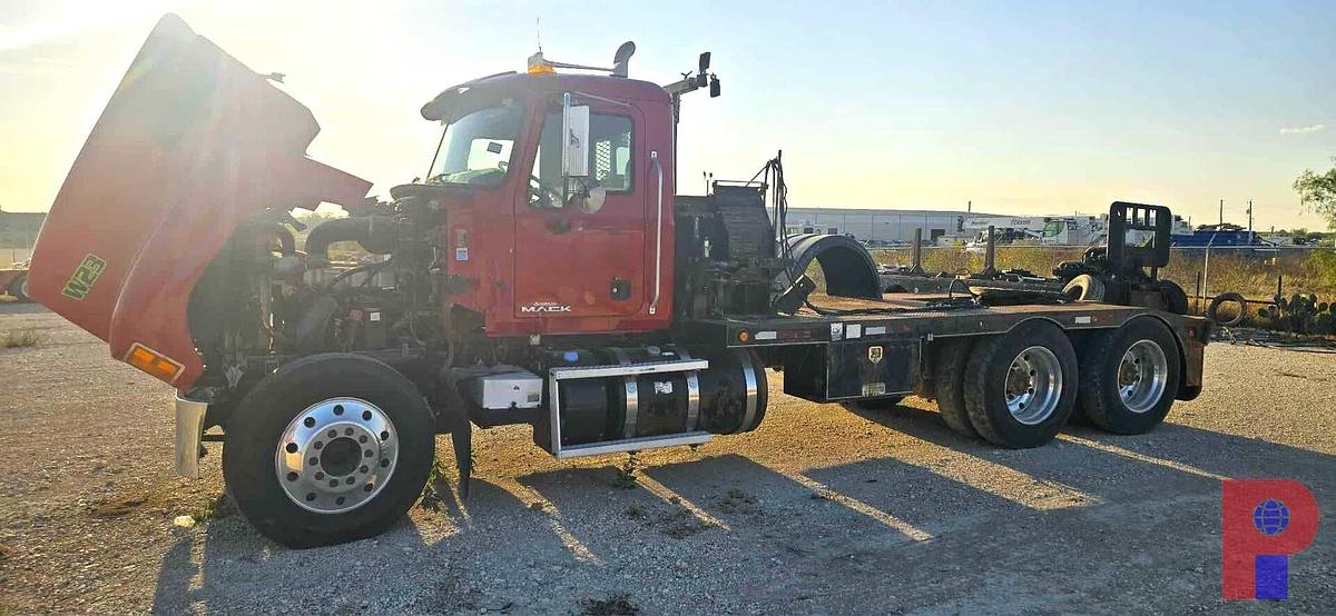 Used 2013 Mack Pinnacle t/a Winch Truck