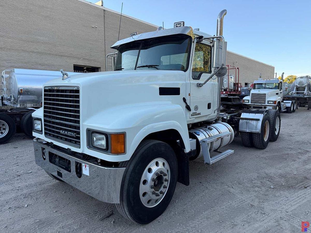 Used 2014 MACK CHU613 PINNACLE T/A DAY CAB TRUCK TRACTOR