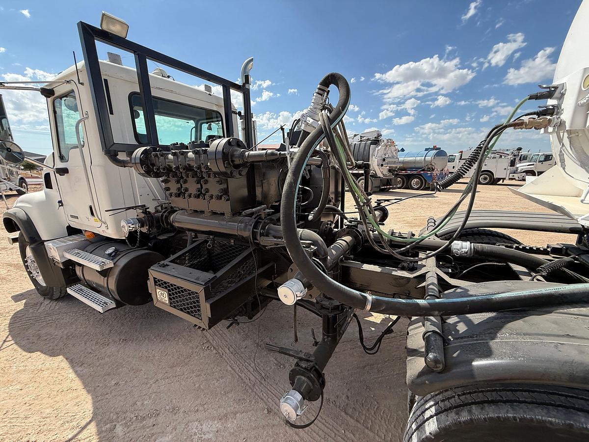 Used 2006 MACK CV713 T/A DAYCAB KILL TRUCK & 130BBL KILL TRAILER