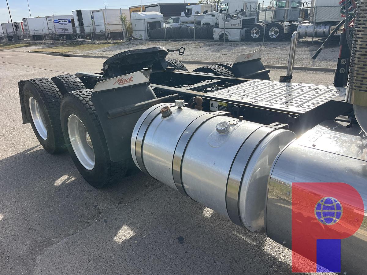 Used 2014 MACK PINNACLE CHU613 T/A DAY CAB TRUCK